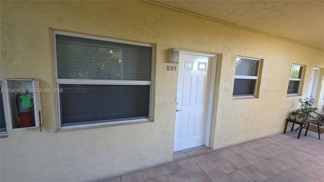 5839 SW 74th Ter 203, South Miami, FL 33143