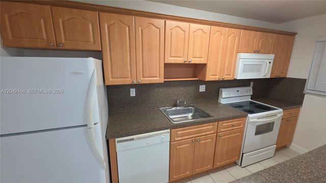 5839 SW 74th Ter 203, South Miami, FL 33143