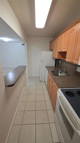 5839 SW 74th Ter 203, South Miami, FL 33143