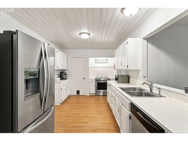 2260 E 15TH Ave, Eugene, OR 97403