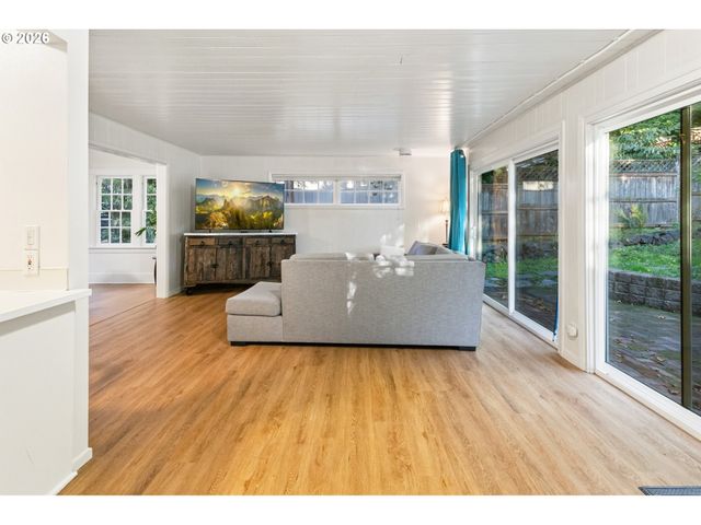 2260 E 15TH Ave, Eugene, OR 97403