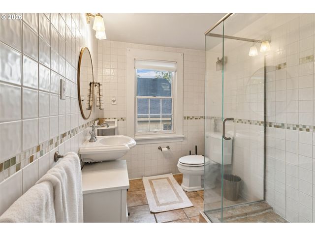 2260 E 15TH Ave, Eugene, OR 97403