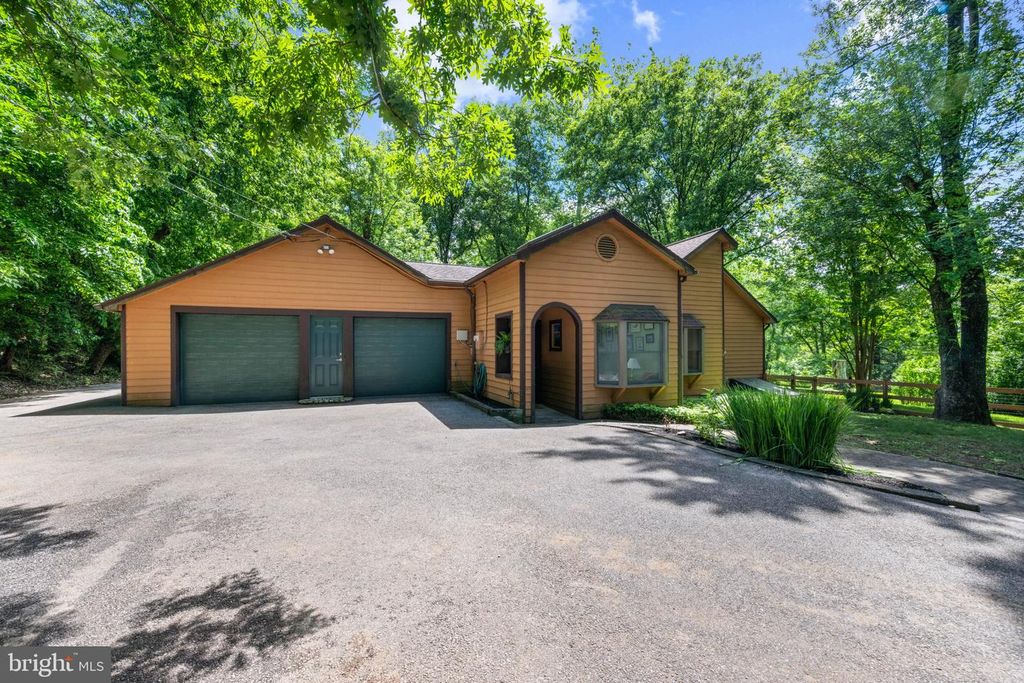 Image 2 of property listing at 29 MAPLE AVE, Catonsville, MD 21228