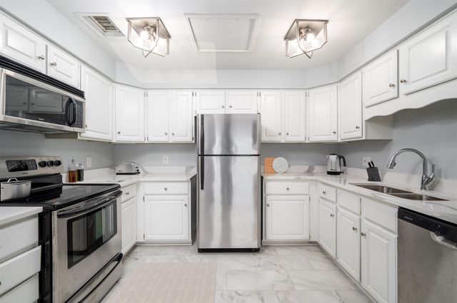 655 S Riverside Dr Ph 1405, Memphis, TN 38103