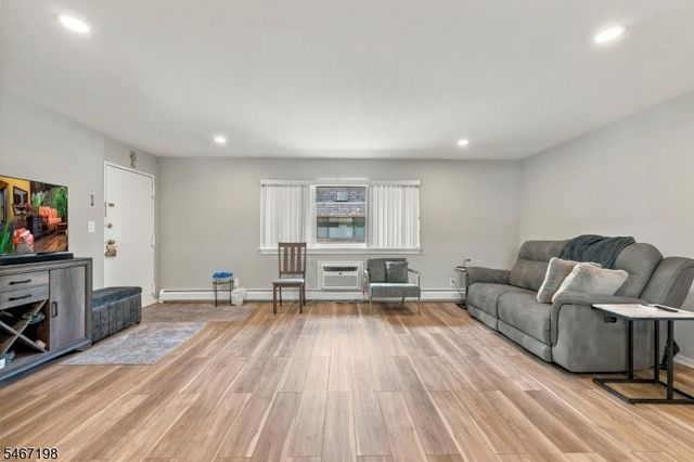 164 Diamond Bridge Ave 9, Hawthorne Boro, NJ 07506
