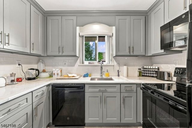 164 Diamond Bridge Ave 9, Hawthorne Boro, NJ 07506