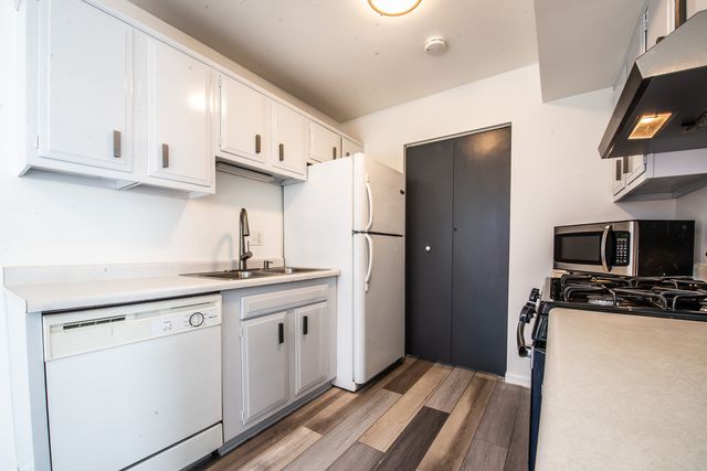 1799 Jamestown Circle, Hoffman Estates, IL 60169