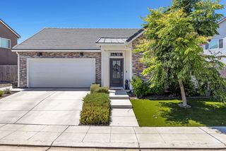 854 Blue Oak Lane W, Madera, CA 93636