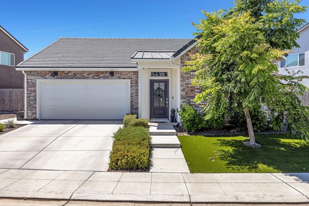 854 Blue Oak Lane W, Madera, CA 93636