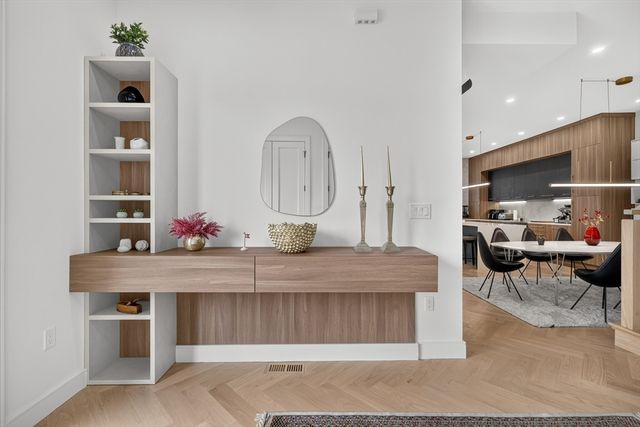 208 Chapel 1, Newton, MA 02458