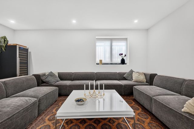 208 Chapel 1, Newton, MA 02458