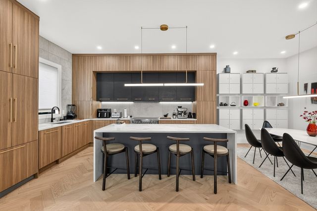 208 Chapel 1, Newton, MA 02458
