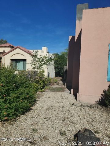 222 W Greening Avenue, Las Cruces, NM 88005