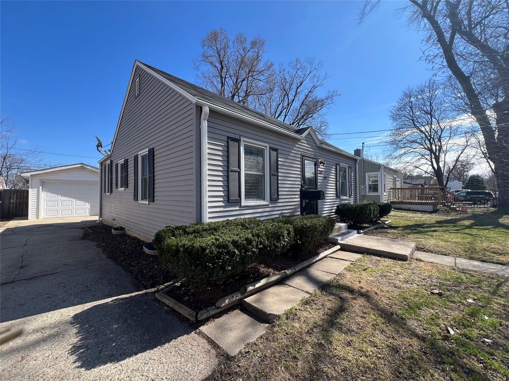 3301 Amherst Street, Des Moines, IA 50313