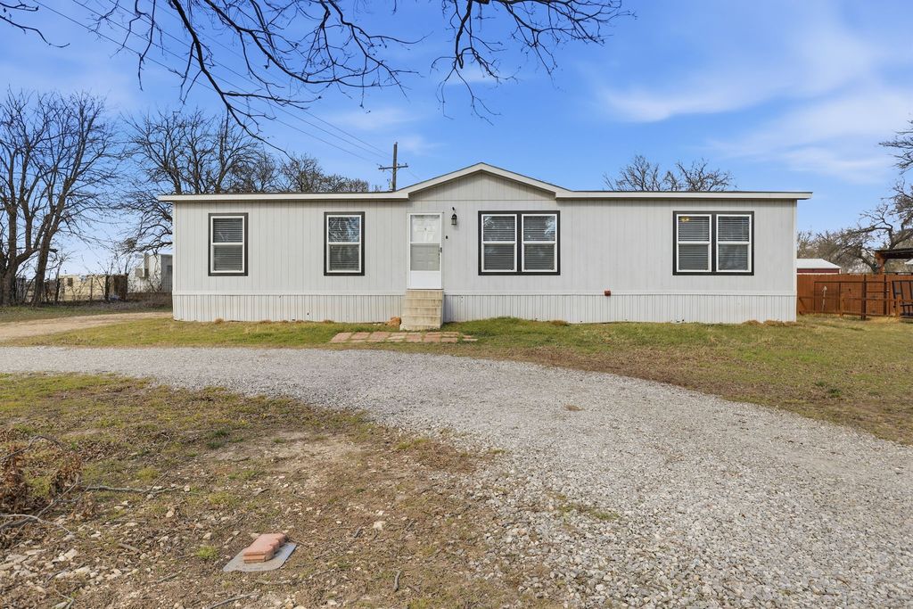 350 County Road 4905, Trenton, TX 75490