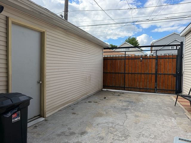 5528 W Henderson Street, Chicago, IL 60641