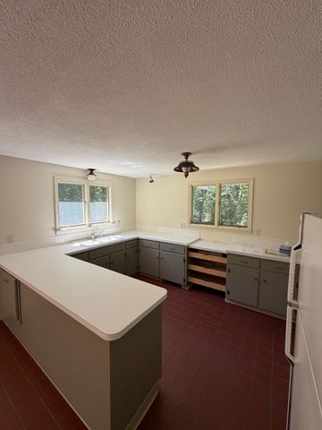 16 Flint Rd, Oakham, MA 01068