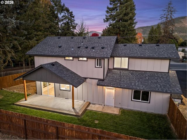 1736 DRURY Ln, Grants Pass, OR 97527
