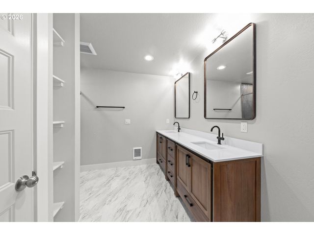 1736 DRURY Ln, Grants Pass, OR 97527