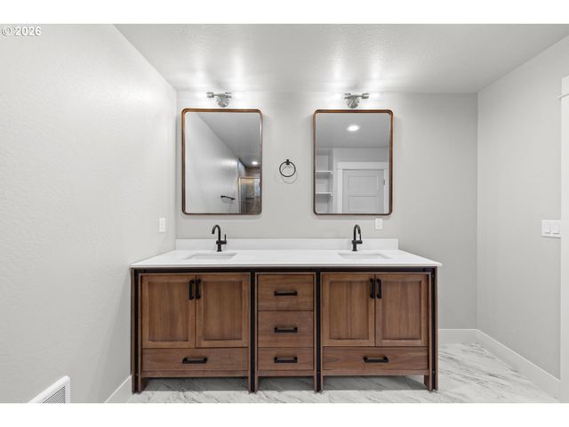 1736 DRURY Ln, Grants Pass, OR 97527