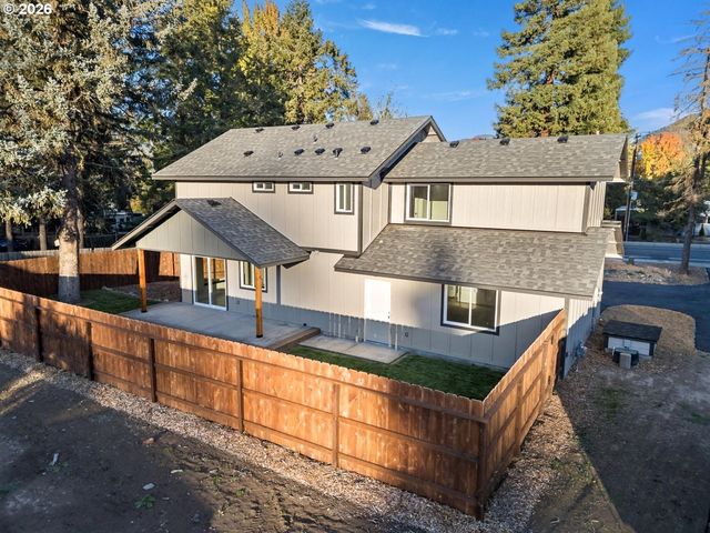 1736 DRURY Ln, Grants Pass, OR 97527