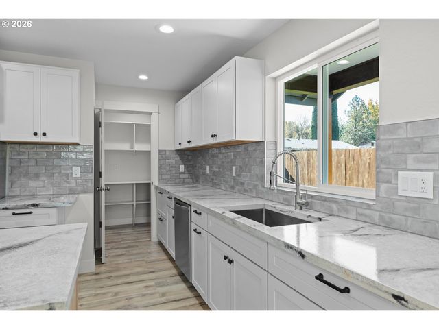 1736 DRURY Ln, Grants Pass, OR 97527