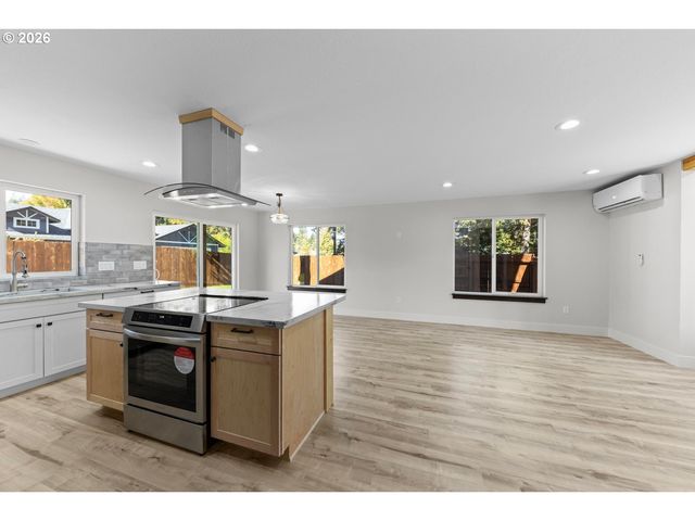 1736 DRURY Ln, Grants Pass, OR 97527