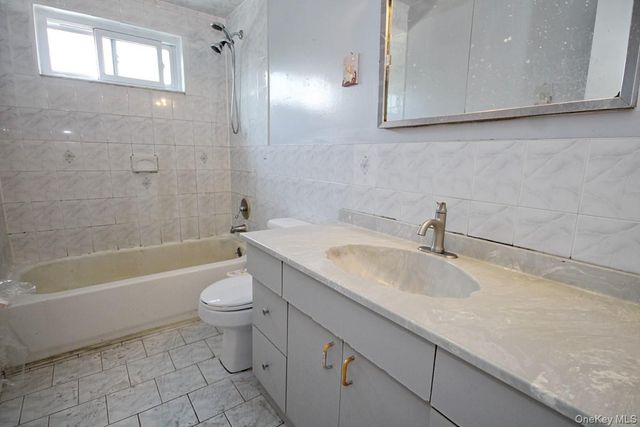 5 Abbey Road, Staten Island, NY 10308