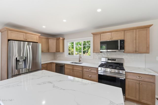 2704 Apple Tree Lane, Schodack, NY 12033