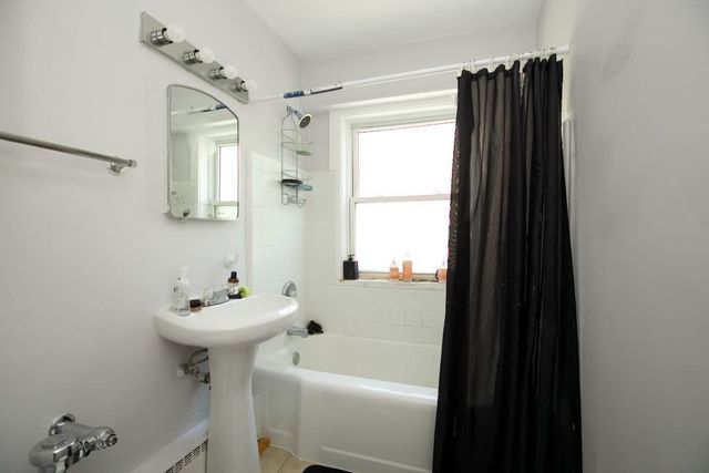 7333 N Ridge Boulevard 201, Chicago, IL 60645