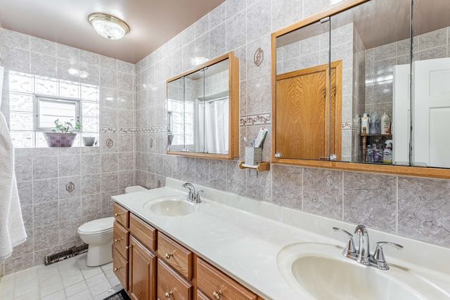 433 E Cherry Hill Drive, Addison, IL 60101