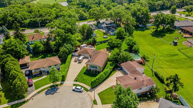 433 E Cherry Hill Drive, Addison, IL 60101