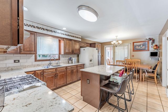 433 E Cherry Hill Drive, Addison, IL 60101