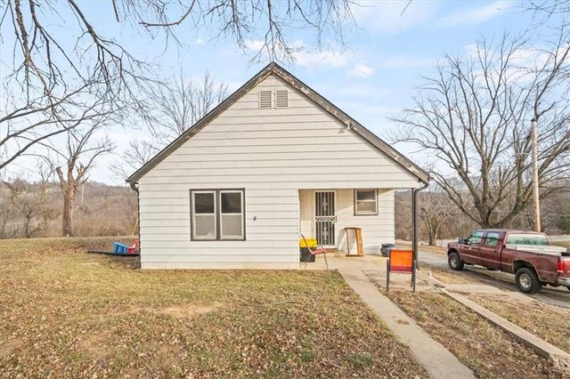 100 N 94th Street, Edwardsville, KS 66111