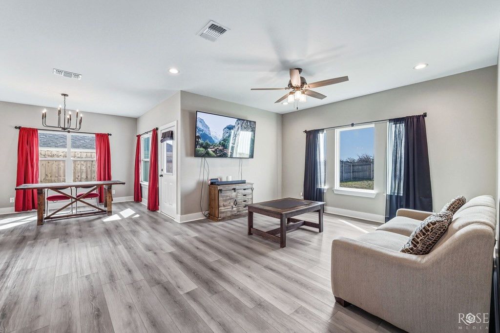 Image 10 of property listing at 211 S Buchanan Street, San Angelo, TX 76903