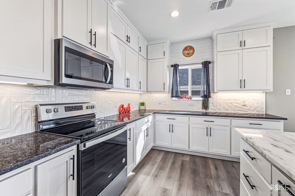 Image 15 of property listing at 211 S Buchanan Street, San Angelo, TX 76903