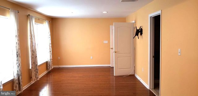 4 BLAKE DR, Pennington, NJ 08534