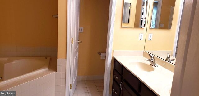 4 BLAKE DR, Pennington, NJ 08534