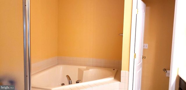 4 BLAKE DR, Pennington, NJ 08534