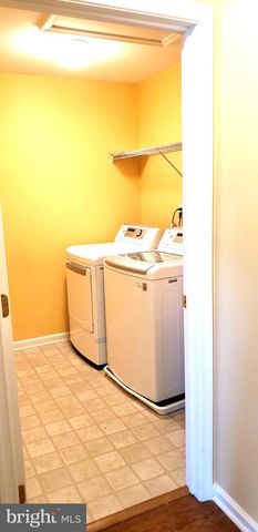 4 BLAKE DR, Pennington, NJ 08534