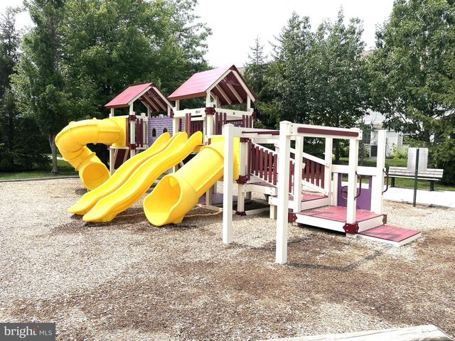 4 BLAKE DR, Pennington, NJ 08534