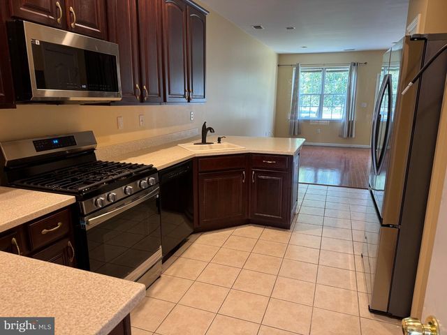 4 BLAKE DR, Pennington, NJ 08534