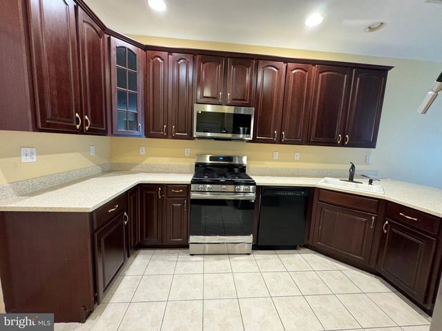 4 BLAKE DR, Pennington, NJ 08534