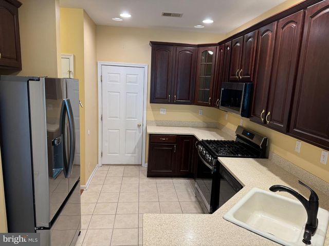 4 BLAKE DR, Pennington, NJ 08534