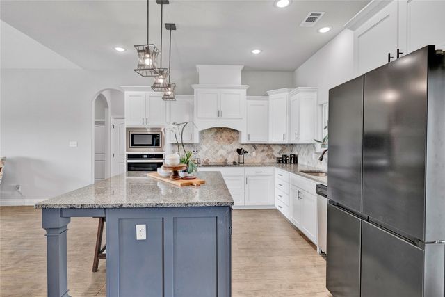 1040 Cloudy Court, Weatherford, TX 76085