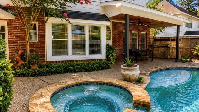 4515 Parkleaf Drive, Baytown, TX 77521