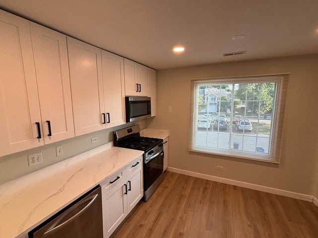 2114 Southwind Circle 7-3, Schaumburg, IL 60194