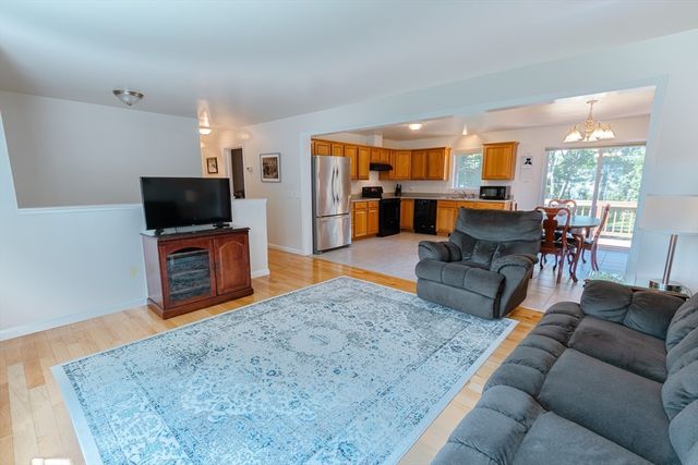 14 Emmanuel Ave, Webster, MA 01570