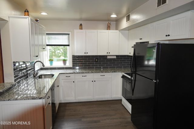 5 Summit Avenue, Manalapan, NJ 07726