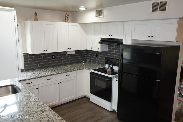 5 Summit Avenue, Manalapan, NJ 07726